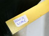 une personne tenant un couteau sur lequel est collé un autocollant
