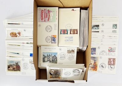 une boîte remplie de cartes postales et d'enveloppes posée sur une table