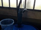 un gobelet en plastique posé sur un tonneau bleu