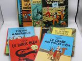 Quatre livres pour enfants sont posés sur une table devant un fond blanc.