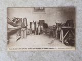 une vieille photo d'une pièce où se trouvent de nombreux objets