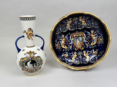 deux vases et un bol placés les uns à côté des autres