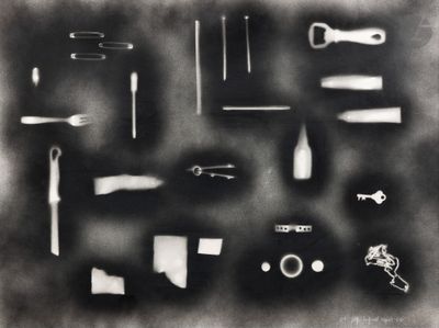 une photo en noir et blanc représentant un ensemble d'outils