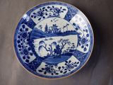une assiette bleue et blanche représentant un bateau
