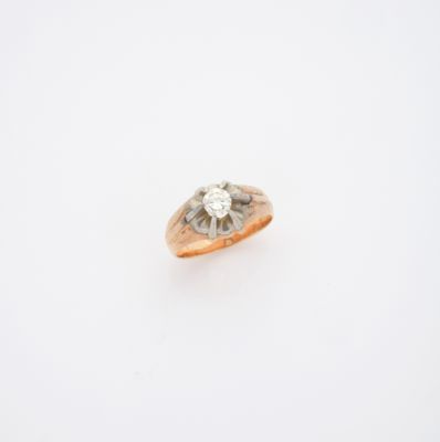 une image d'une bague en diamant sur fond blanc