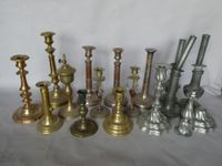 Ensemble de 12 bougeoirs et lampes à huiles en étain et bron…
