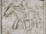 une image représentant un relief en pierre d'un homme à cheval