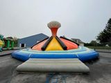 un grand toboggan aquatique gonflable surmonté d'un champignon