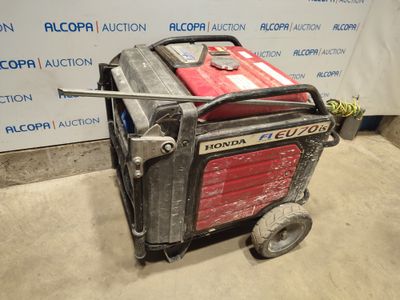 un petit générateur portable posé par terre