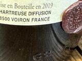 une bouteille de vin posée sur une table, avec une étiquette dessus