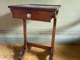 une petite table en bois surmontée d'un tiroir