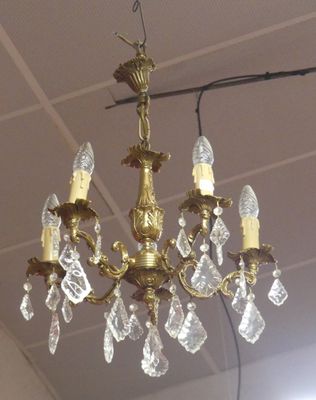 a chandelier that is hanging from the ceiling