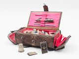 une petite valise contenant du matériel de couture