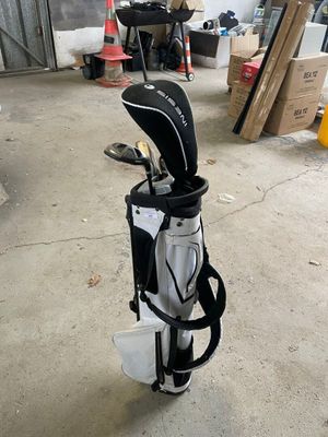une photo d'un sac de golf contenant un club de golf