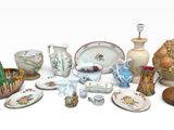 nombreux types de vases et de plats sur la table