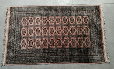 un tapis posé à même le sol dans une pièce carrelée