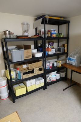 une pièce contenant un bureau, des étagères et d'autres objets