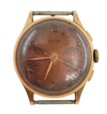 gros plan d'une montre sur fond blanc