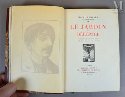 quelqu'un tient un livre sur lequel figure la photo d'un homme