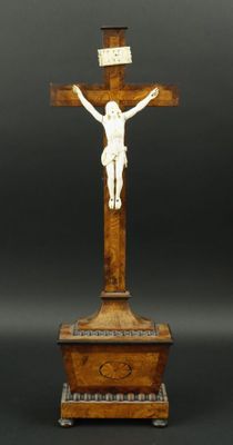 un crucifix en bois surmonté d'une croix