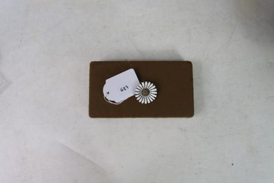 un petit morceau de chocolat muni d'une étiquette