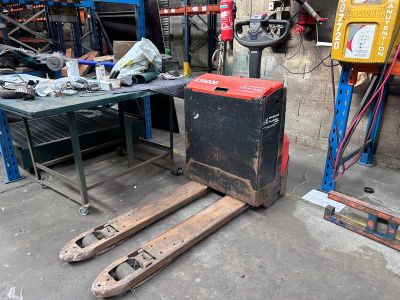 un chariot élévateur qui se trouve dans un garage