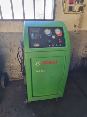 une image représentant une machine verte équipée de nombreux indicateurs