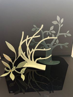 une découpe en papier représentant une plante avec des feuilles et des fleurs