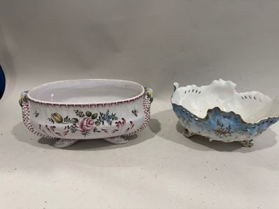 une paire de bols en porcelaine ornés de motifs floraux, posés sur une table
