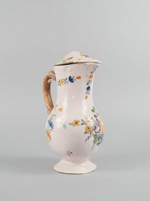 une image représentant un vase blanc orné de fleurs