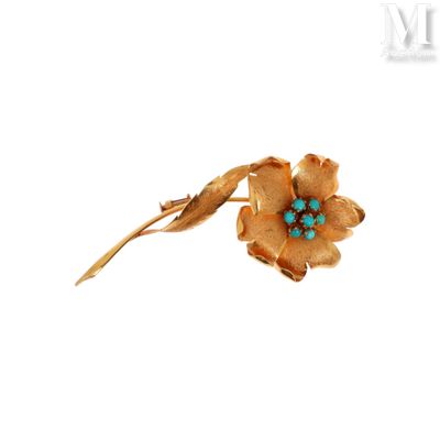 une photo d'une broche en forme de fleur ornée de pierres turquoise