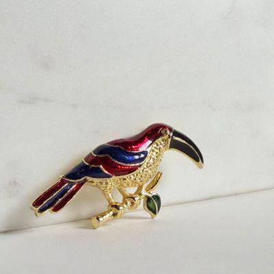 ANONYME, broche en forme de toucan en métal doré émaillé.