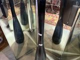 quatre vases noirs exposés dans une vitrine