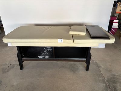 Une table de massage avec caisson de rangement en partie bas…