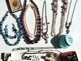 de nombreux colliers et bracelets différents disposés sur une table