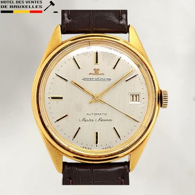 une montre-bracelet en or avec un bracelet en cuir marron
