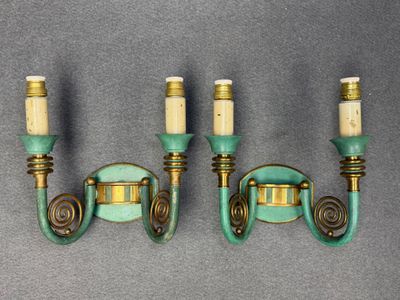 Paire d'appliques à deux lumières en bronze patiné. Années 1…