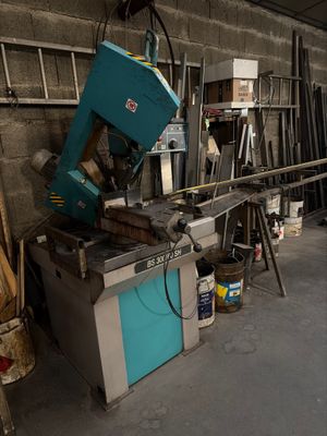 une machine qui se trouve à l'intérieur d'un bâtiment
