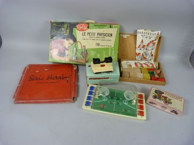 Réunion de jouets anciens en boîite corprenant: "Le petit ph…
