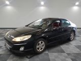 la photo d'une voiture noire garée dans un garage