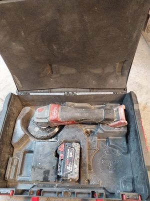 un outil dans une boîte à outils posée par terre