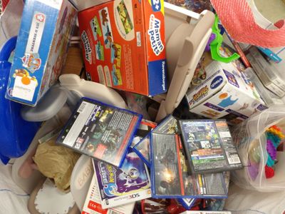 un tas de jouets d'enfants dans un sac en plastique
