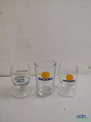 trois verres posés les uns à côté des autres sur une table