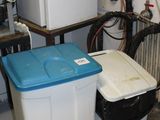 un réfrigérateur blanc et une poubelle bleue et blanche dans une pièce