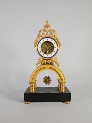 une horloge dorée avec un cadran bleu sur un socle noir