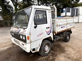 un camion blanc garé dans la poussière