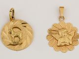 deux pendentifs en or représentant un soleil et un oiseau