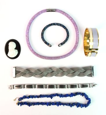 Petit lot de bijoux fantaisie comprenant un camé, un collier…