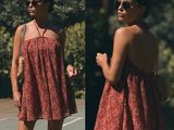 deux photos d'une femme en robe sur un court de tennis
