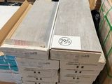 plusieurs cartons contenant du matériel électronique posés sur une palette dans un entrepôt